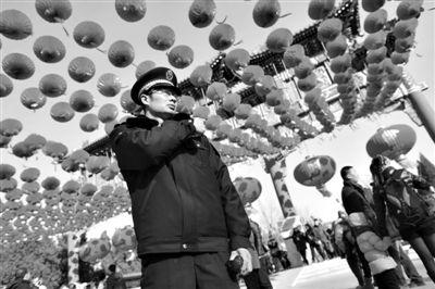2月2日，地坛西门，城管队员杨怀广在庙会门口执勤。新京报记者 薛珺 摄