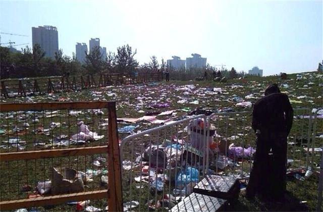 组图:北京草莓音乐节过后公园草地遍地垃圾