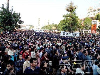 云南10万人送别缉毒民警柯占军(组图)