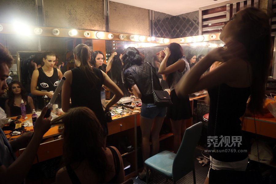 图片故事:东莞酒吧火爆夜生活