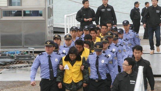 韩国海警拘留13名中国船员 称遭对方暴力抗法