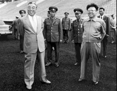 1992年，金日成（左）与金正日一起视察体育场。 