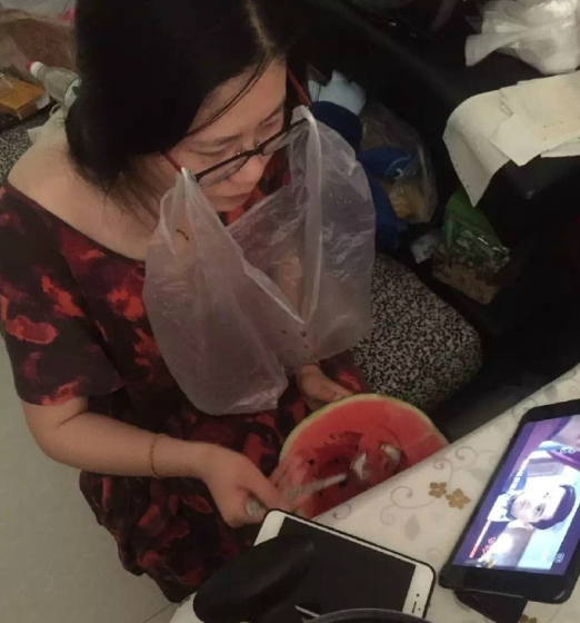 新闻哥吐槽：女子给男友留吻痕 被准婆婆误认为家暴，这误会怎么破解？