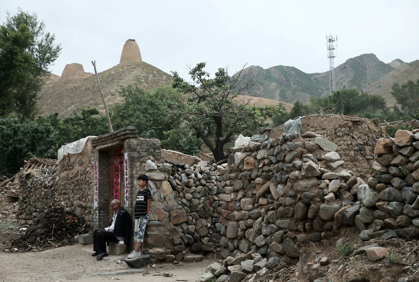 长城脚下的村民,大都是古代守长城兵役的后人。但由于土地贫瘠,交通不便,村民们只能靠天吃饭。现在长城乡下辖的16个自然村中,12个村子已成无人村。 长城脚下的村民,大都是古代守长城兵役的后人。但由于土地贫瘠,交通不便,村民们只能靠天吃饭。现在长城乡下辖的16个自然村中,12个村子已成无人村。