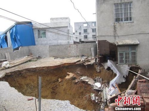 广西柳州一村屯大面积塌陷2000人紧急疏散(图)130 / 作者:孤星泪 / 帖子ID:16756