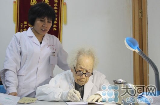 97岁女医生退休后社区坐诊20年 开药很少超百元