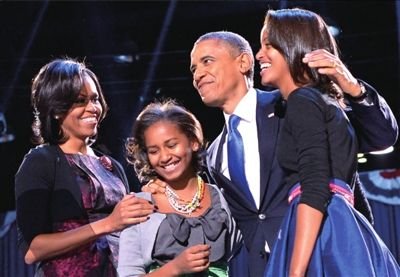 奥巴马在妻子米歇尔（左一）、女儿马莉娅和萨沙（左二）陪同下，准备发表胜选演说。
