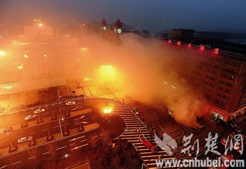 汉口火车站地下室发生大火 浓烟一度笼罩广场