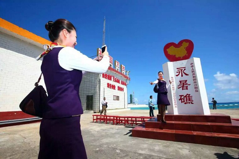 中国民航客机着陆南沙新建机场 空姐挥舞国旗(图)