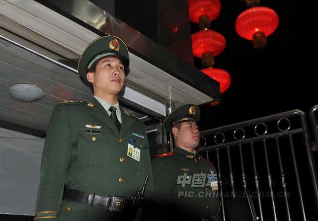 东海舰队某部干部除夕上哨位替士兵站岗