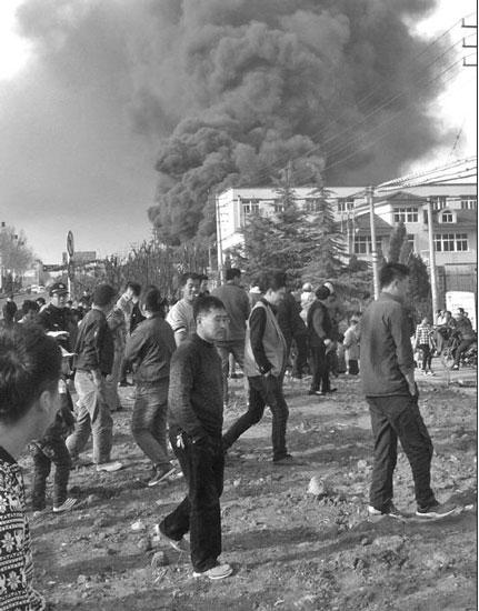 山东即墨一地毯厂锅炉爆炸引发火灾 两名工人受伤