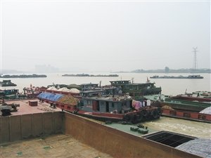 钱塘江挖沙船激增 致三堡船闸长时间堵船