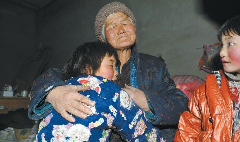 环卫工载孙女扫街被辞退续:每月将领800元救济