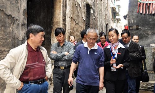 十一届全国人大代表、湖南天下凤凰文化旅游投资有限公司董事长叶文智（左三） 资料图片