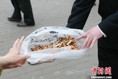 重庆市司法系统万人学雷锋 局长上街捡烟头(图)