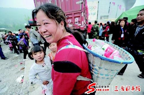 雅安地震:賑災 生命孤島不孤單(圖)