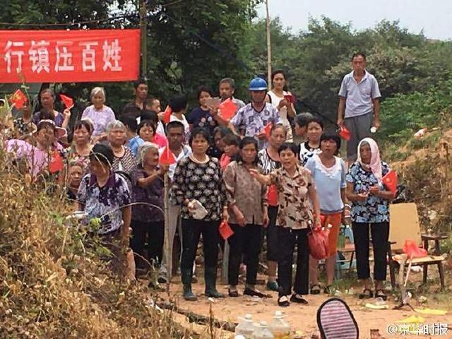 浙江一乡长征地途中遭村民泼汽油点火 被烧伤