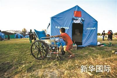 外交部:中方武警部队抢通中尼公路