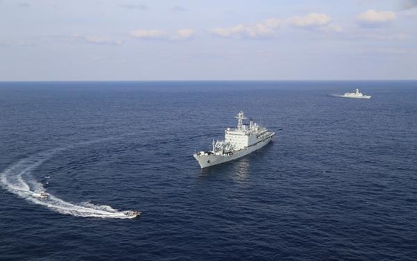 美舰机常态进入西南沙岛礁附近 要严密监视