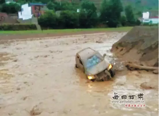甘肃35个乡镇突遭暴雨袭击 国道毁坏小车被冲走4