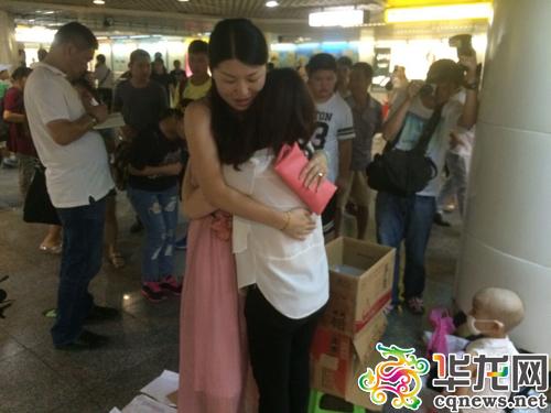 一位热心市民在为陈得娟捐款后，拥抱了她。 实习记者 艾俊锋 摄