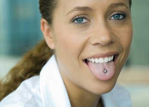 叛逆女孩为舌头穿洞戴舌钉致感染 无法吃饭喝水_新闻_腾讯网