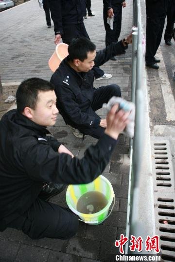 重庆市司法系统万人学雷锋 局长上街捡烟头(图)