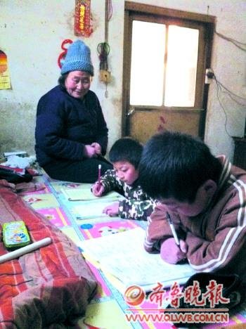 堂兄弟父母常年在外打工 小哥俩整日少言寡语