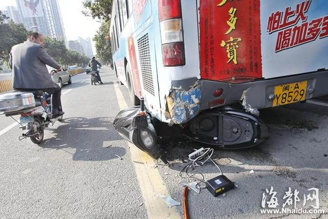 福州骑超标电摩追尾公交 15岁男生腿骨折