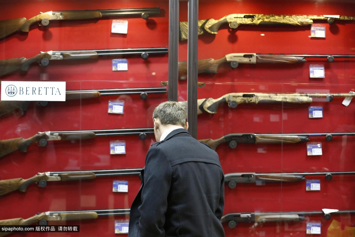 组图:俄罗斯放宽持枪限制 枪店可卖轻机枪