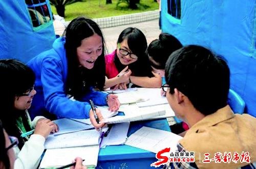 雅安地震:賑災 生命孤島不孤單(圖)