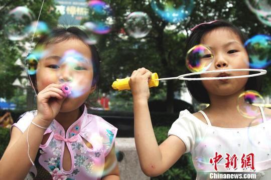 从2014年1月18日起，江西正式实施单独两孩政策。图为两名小女孩在南昌八一广场上吹泡泡。（资料图） 刘占昆 摄