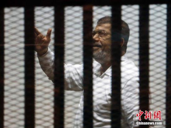 当地时间2014年11月18日，埃及开罗，埃及前总统穆尔西和其他穆兄会成员一起出庭受审。CFP视觉中国