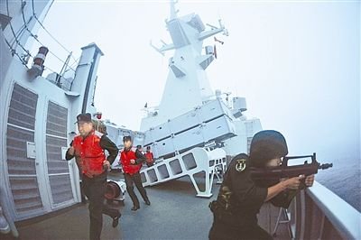 Square ginseng performs officers and soldiers to undertake berth defence drilling in. Sun Yang is photographed