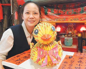 台湾高雄女子花4天用600张纸折出黄鸭供土地