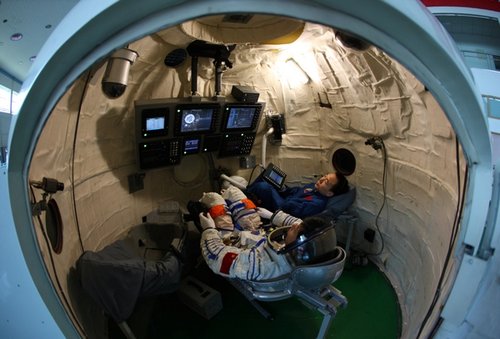 天宫一号与神舟九号成功实施首次手控交会对接