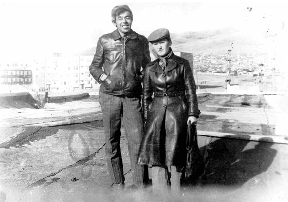 ▲徐洪慈夫妇,1980年摄于蒙古国后杭盖省策策尔格勒。 ▲徐洪慈夫妇,1980年摄于蒙古国后杭盖省策策尔格勒。
