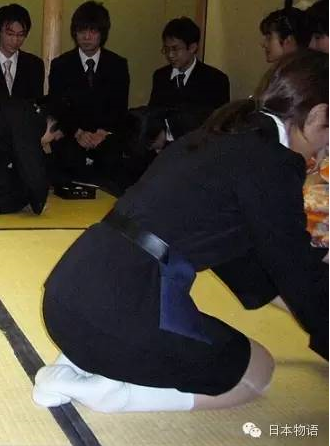 日本女人为何总是跪着服务
