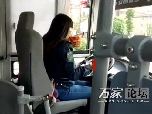 合肥一女公交司机边驾车边吃泡面 操作游刃有余