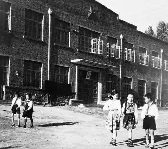 1956年，唐山西山路小学校园