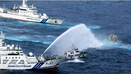 台湾保钓船遭日舰水炮围攻被迫返航(组图)