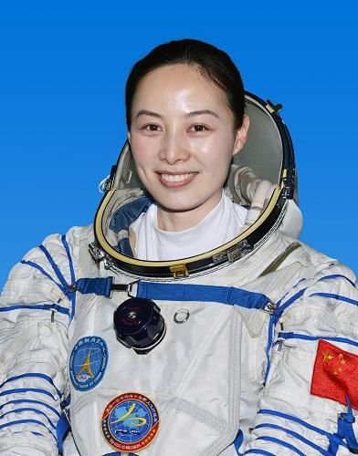 The spacefarer trains a center to respond to Wang Yaping age: Was born in January 1980