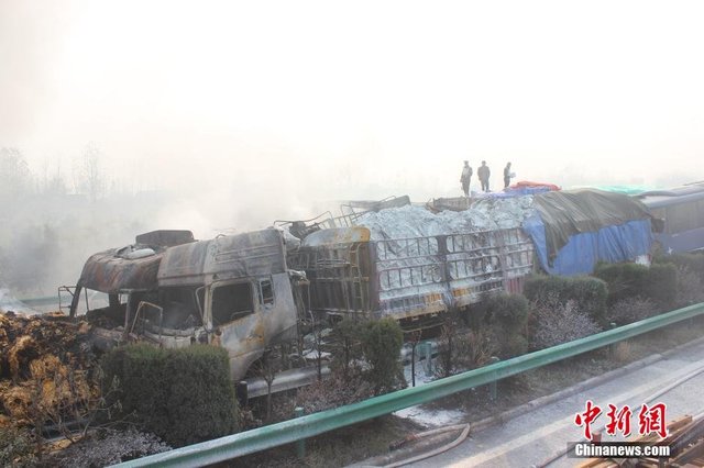 沪陕高速 安徽 段多车连环相撞 起火 已致9人 遇难 