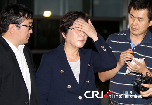 当地时间2012年8月20日，韩国釜山，韩国执政党新国家党国会议员玄永姬在接受检方第三次调查之后，晕眩昏厥。
