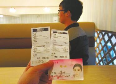 李林出示被美容院收取3886元的证据。