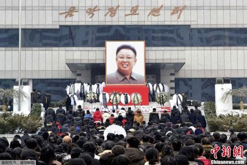 日本前首相小泉吊唁金正日 敬献红色康乃馨
