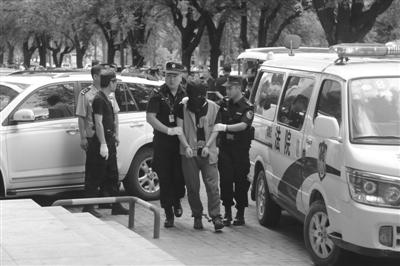 疑人被带入佳木斯中级人民法院。