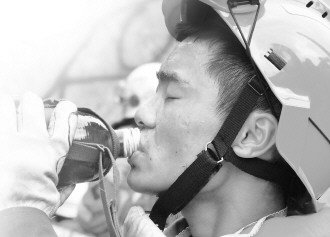 記者記錄警察工作現狀 水警值勤就像“蒸桑拿”