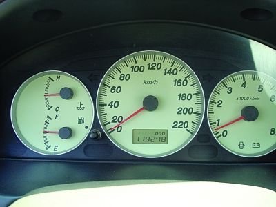 媒体曝汽车里程表黑幕：调低3万公里要百元(图)