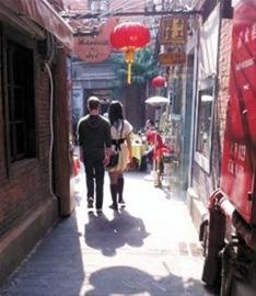 Facebook创始人偕女友现身上海买“苹果”(图)